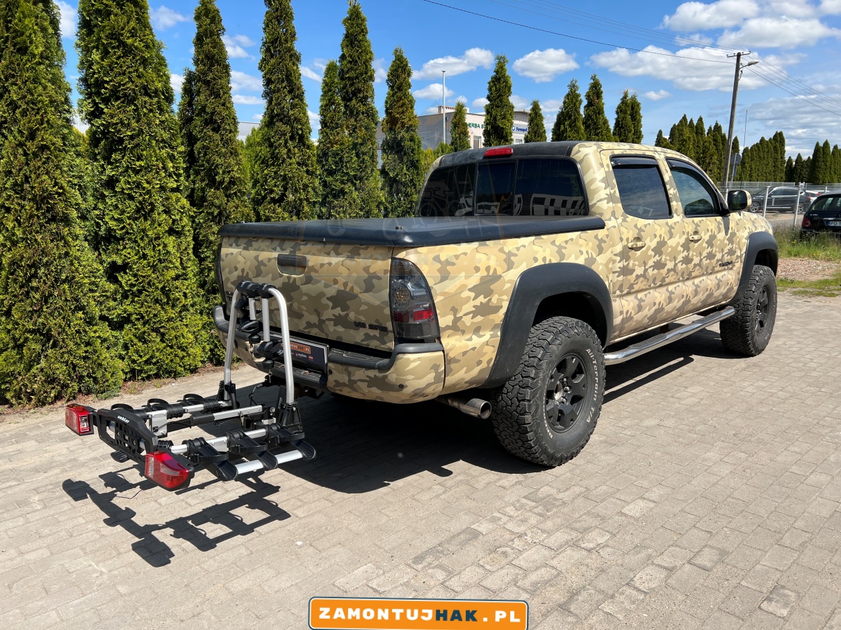 zdjęcie Toyoty Tacoma z elegancko zamontowanym bagażnikiem rowerowym Uebler X31s